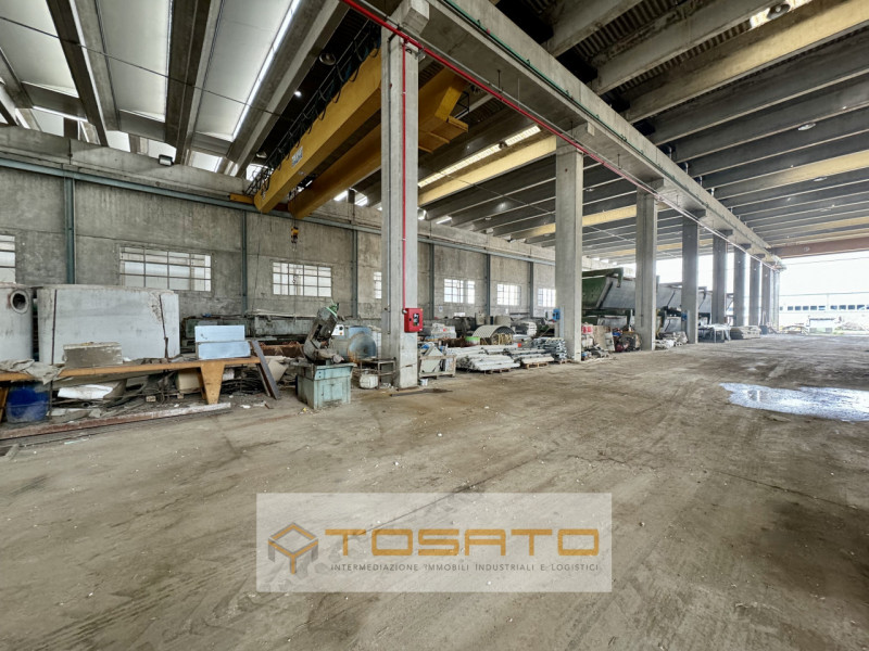 PADOVA NORD - Edificato su lotto semi-indipendente, capannone di 5.300mq, altezza 12,00m, servito...