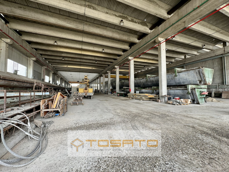 PADOVA NORD - Edificato su lotto semi-indipendente, capannone di 5.300mq, altezza 12,00m, servito...