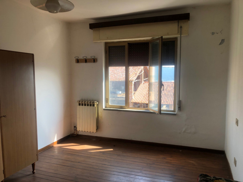 A pochi minuti dal centro, proponiamo casa cielo-terra affiancata di contrada con corte comune; s...