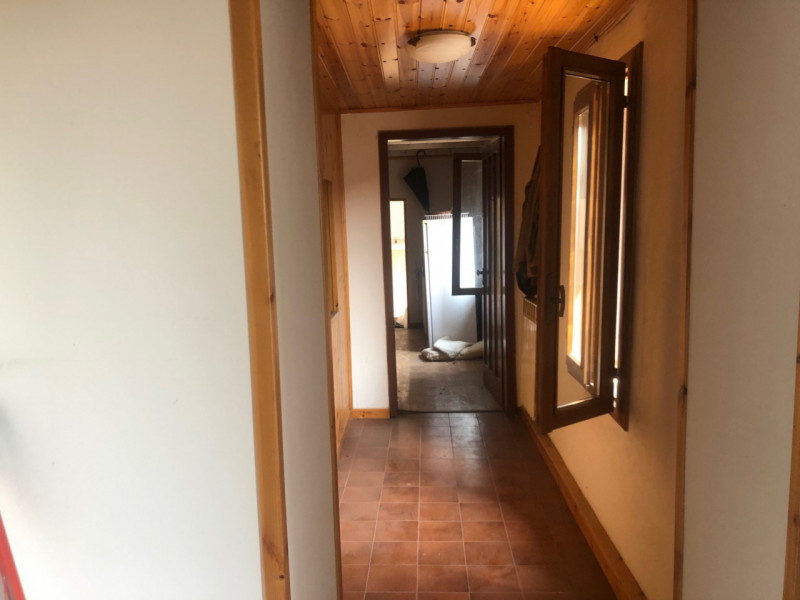 A pochi minuti dal centro, proponiamo casa cielo-terra affiancata di contrada con corte comune; s...