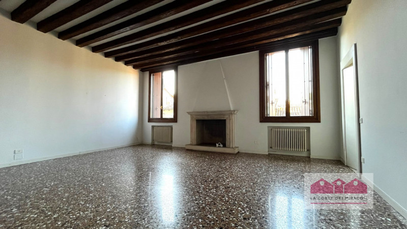 CENTRO STORICO: IN AFFASCINANTE PALAZZO DELL'OTTOCENTO AMPIO, LUMINOSO ED ELEGANTE TRICAMERE DI O...