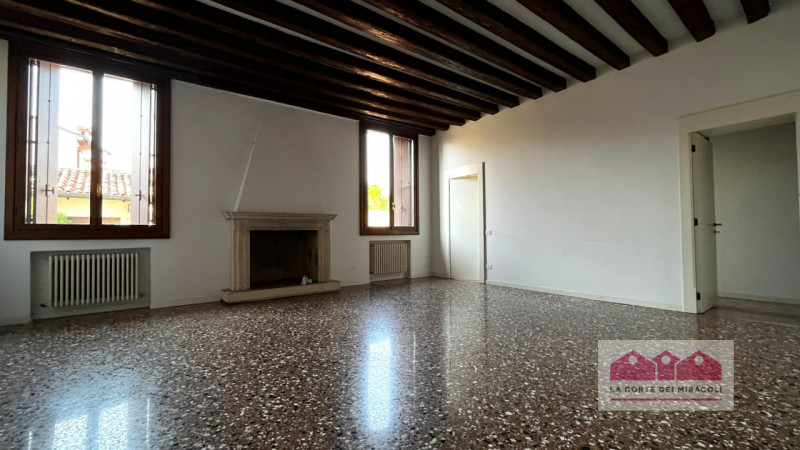 CENTRO STORICO: IN AFFASCINANTE PALAZZO DELL'OTTOCENTO AMPIO, LUMINOSO ED ELEGANTE TRICAMERE DI O...