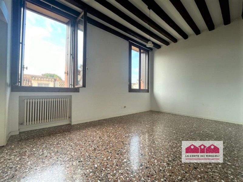 CENTRO STORICO: IN AFFASCINANTE PALAZZO DELL'OTTOCENTO AMPIO, LUMINOSO ED ELEGANTE TRICAMERE DI O...