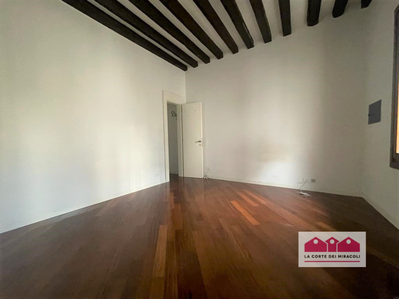 CENTRO STORICO: IN AFFASCINANTE PALAZZO DELL'OTTOCENTO AMPIO, LUMINOSO ED ELEGANTE TRICAMERE DI O...