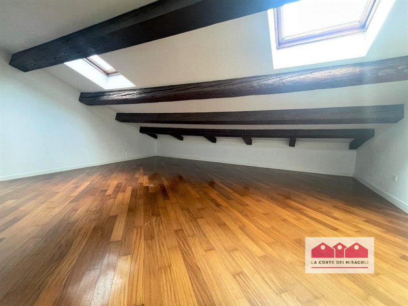 CENTRO STORICO: IN AFFASCINANTE PALAZZO DELL'OTTOCENTO AMPIO, LUMINOSO ED ELEGANTE TRICAMERE DI O...