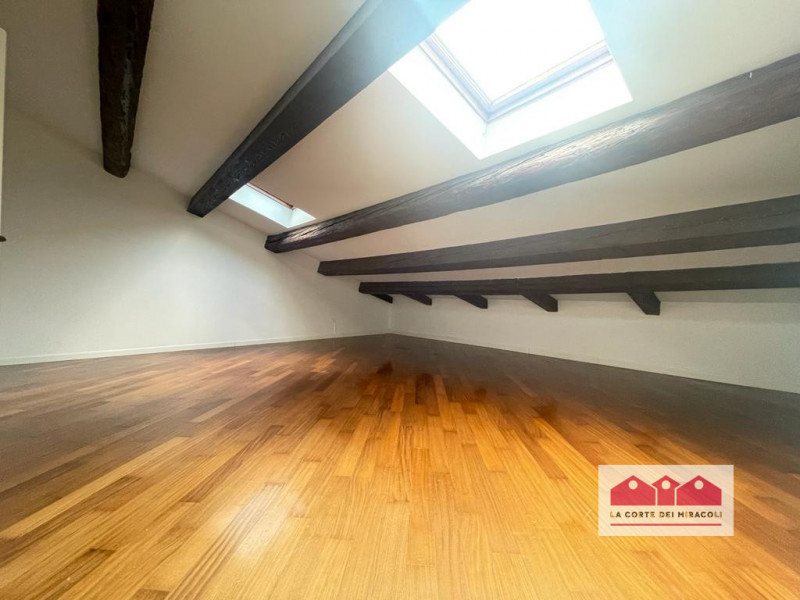 CENTRO STORICO: IN AFFASCINANTE PALAZZO DELL'OTTOCENTO AMPIO, LUMINOSO ED ELEGANTE TRICAMERE DI O...