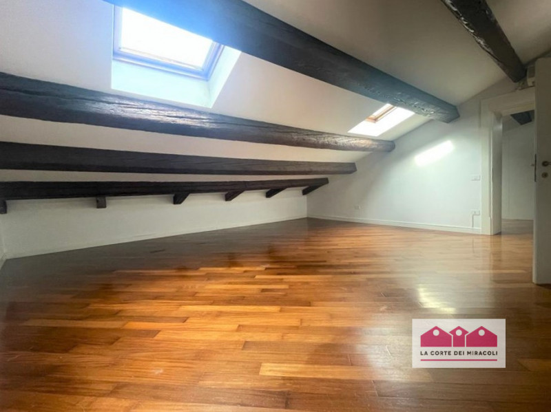 CENTRO STORICO: IN AFFASCINANTE PALAZZO DELL'OTTOCENTO AMPIO, LUMINOSO ED ELEGANTE TRICAMERE DI O...