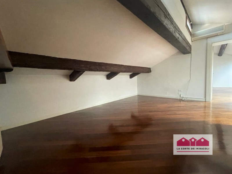 CENTRO STORICO: IN AFFASCINANTE PALAZZO DELL'OTTOCENTO AMPIO, LUMINOSO ED ELEGANTE TRICAMERE DI O...