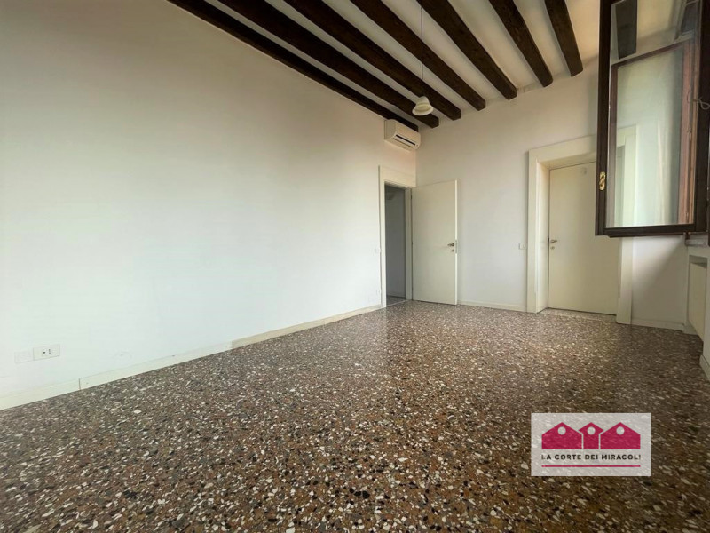 CENTRO STORICO: IN AFFASCINANTE PALAZZO DELL'OTTOCENTO AMPIO, LUMINOSO ED ELEGANTE TRICAMERE DI O...