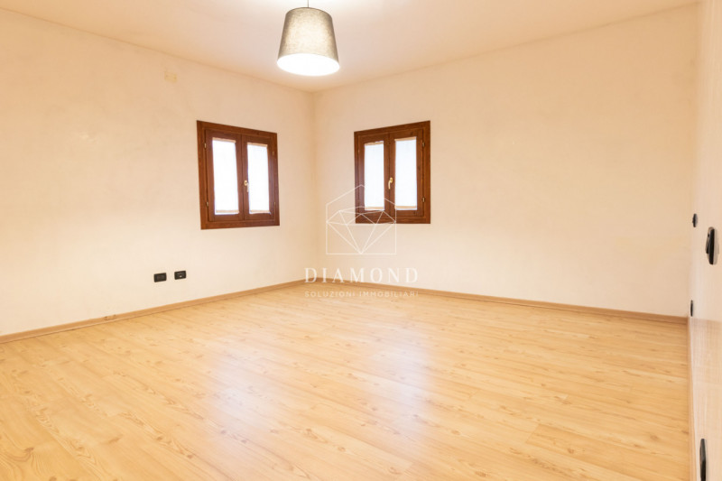 DISPONBIILE DAL 01 GIUGNO 2026.
Biadene: inserito in residence ricavato da una Villa risalente al...