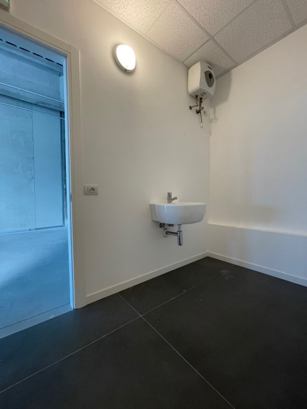 In zona industriale Pip di Posmon, proponiamo in affitto un ampio CAPANNONE AD USO ARTIGIANALE di...