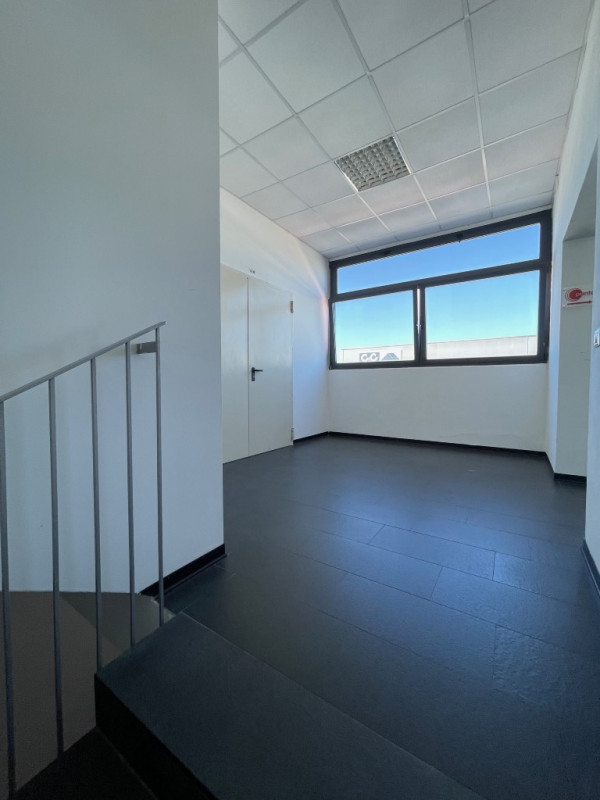 In zona industriale Pip di Posmon, proponiamo in affitto un ampio CAPANNONE AD USO ARTIGIANALE di...