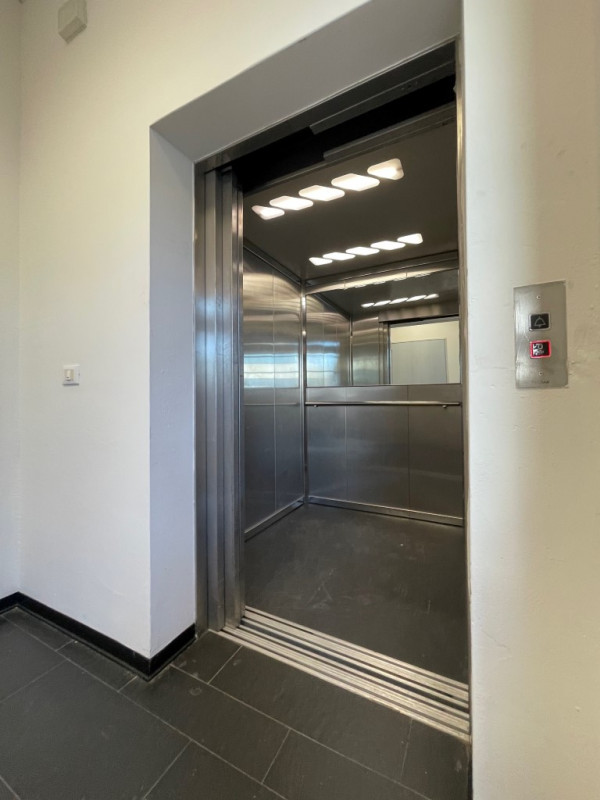 In zona industriale Pip di Posmon, proponiamo in affitto un ampio CAPANNONE AD USO ARTIGIANALE di...