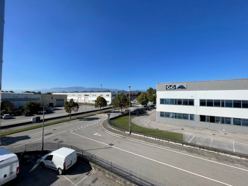 In zona industriale Pip di Posmon, proponiamo in affitto un ampio CAPANNONE AD USO ARTIGIANALE di...