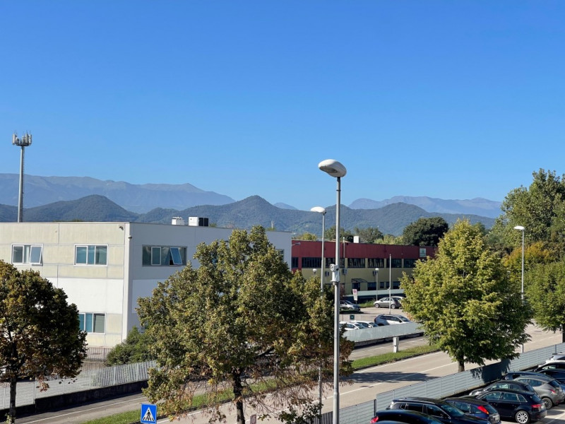 In zona industriale Pip di Posmon, proponiamo in affitto un ampio CAPANNONE AD USO ARTIGIANALE di...