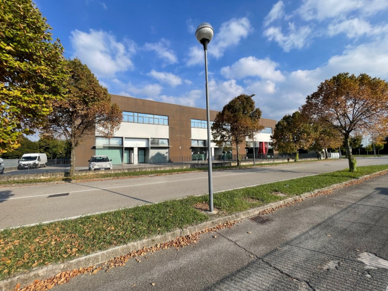 In zona industriale Pip di Posmon, proponiamo in affitto un ampio CAPANNONE AD USO ARTIGIANALE di...