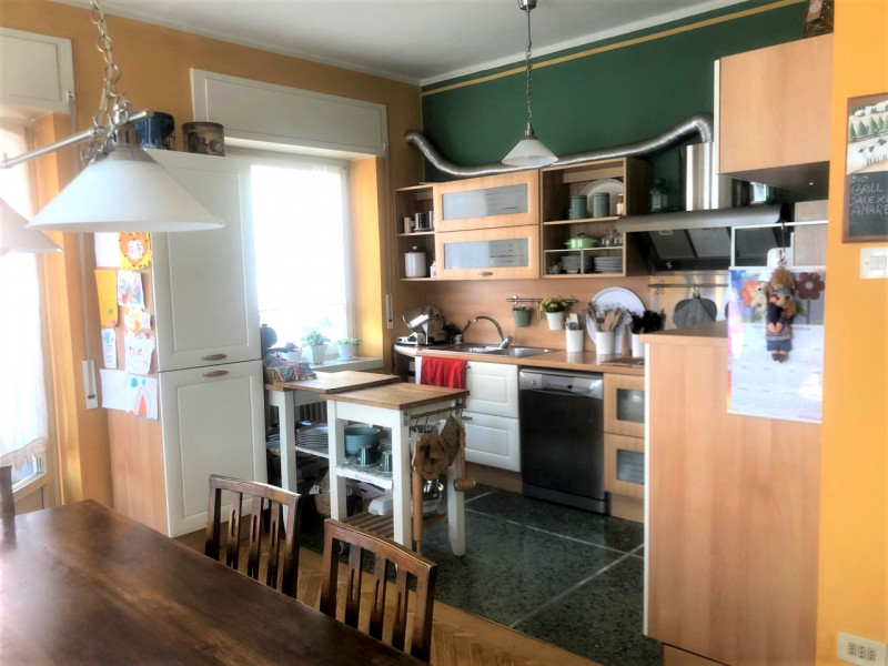 In zona tranquilla e soleggiata comoda ai servizi, situata in contesto residenziale vicino alle s...