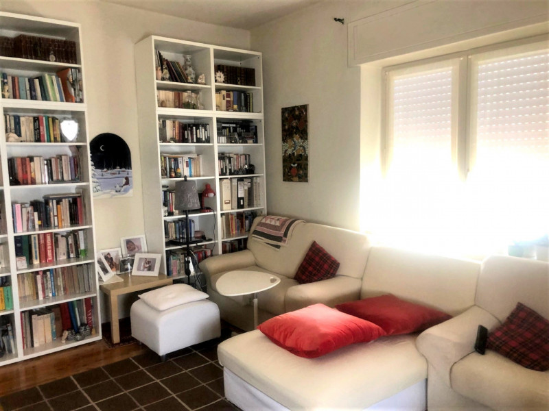 In zona tranquilla e soleggiata comoda ai servizi, situata in contesto residenziale vicino alle s...