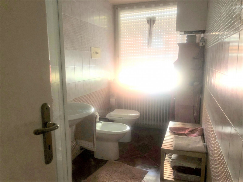 In zona tranquilla e soleggiata comoda ai servizi, situata in contesto residenziale vicino alle s...