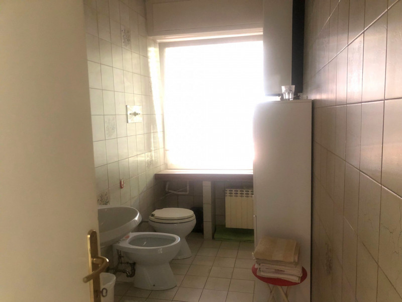 In zona tranquilla e soleggiata comoda ai servizi, situata in contesto residenziale vicino alle s...