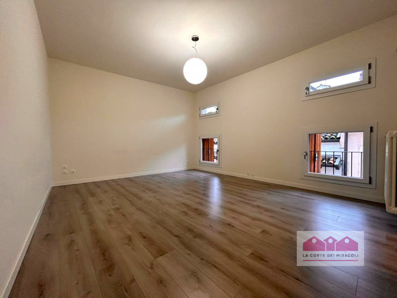 CENTRO STORICO: UN ROMANTICO MA MODERNO APPARTAMENTO IN PIENO CENTRO STORICO, A DUE PASSI DA PIAZ...