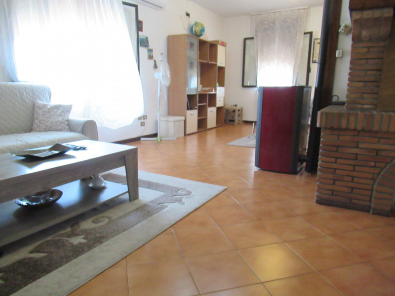 A Villorba (TV), proponiamo in affitto ampio appartamento, al piano primo, senza spese condominia...