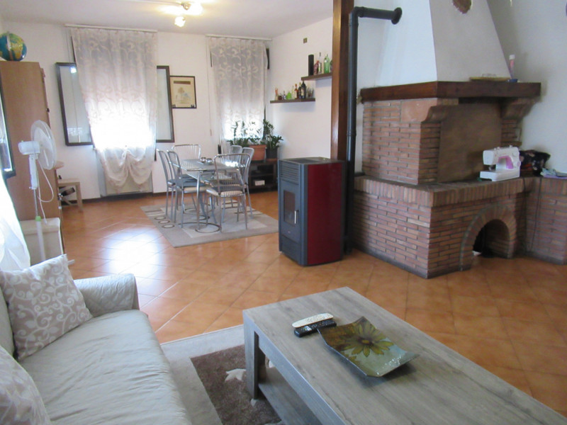 A Villorba (TV), proponiamo in affitto ampio appartamento, al piano primo, senza spese condominia...