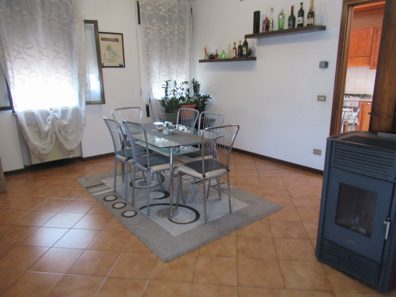 A Villorba (TV), proponiamo in affitto ampio appartamento, al piano primo, senza spese condominia...