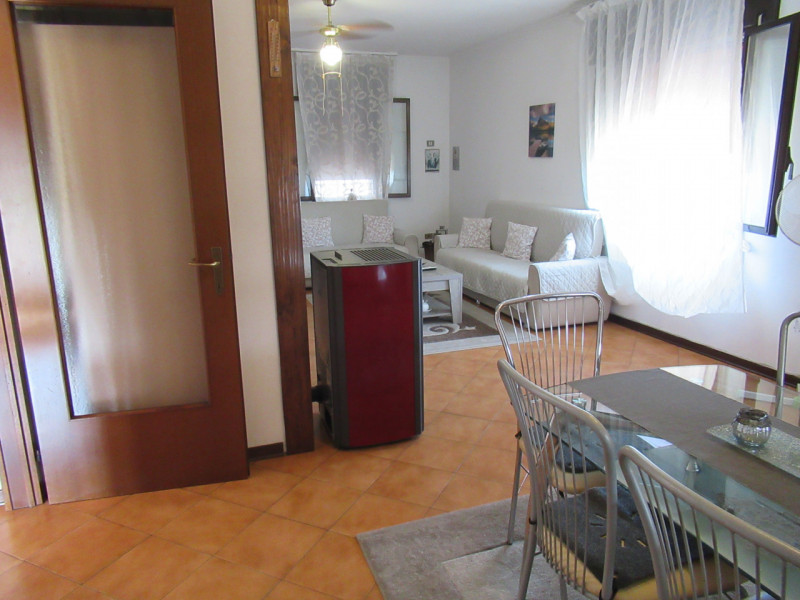 A Villorba (TV), proponiamo in affitto ampio appartamento, al piano primo, senza spese condominia...
