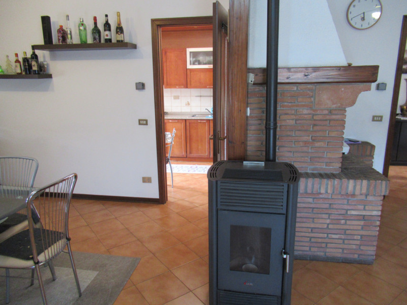 A Villorba (TV), proponiamo in affitto ampio appartamento, al piano primo, senza spese condominia...
