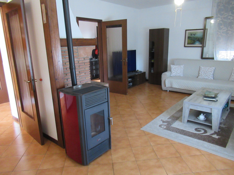 A Villorba (TV), proponiamo in affitto ampio appartamento, al piano primo, senza spese condominia...