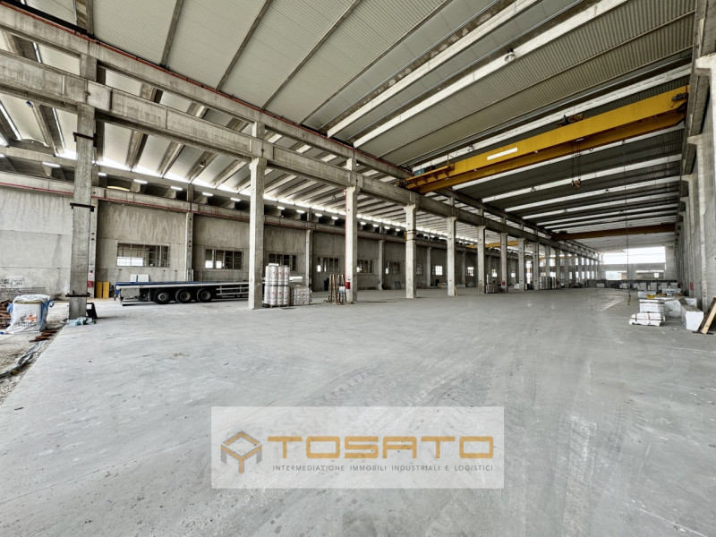 PADOVA NORD - Edificato su lotto semi-indipendente, capannone di 5.700mq, altezza 10,00m, servito...
