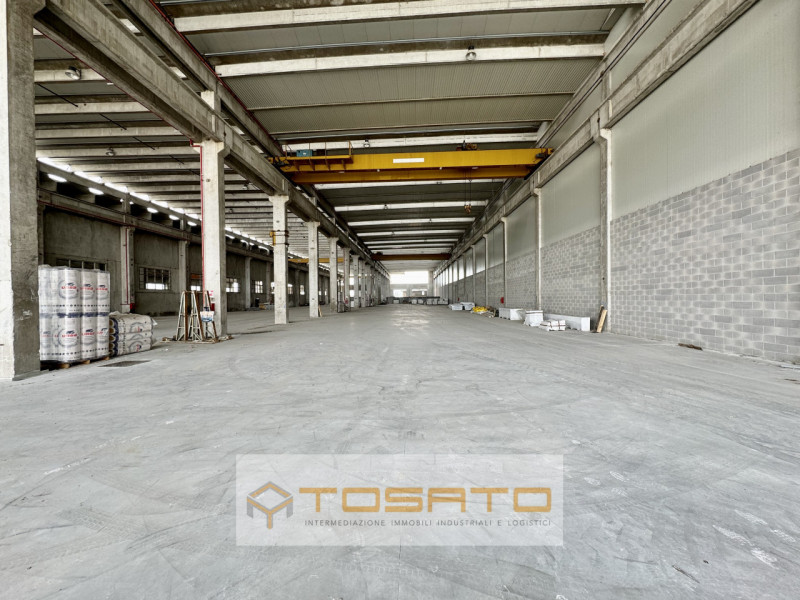 PADOVA NORD - Edificato su lotto semi-indipendente, capannone di 5.700mq, altezza 10,00m, servito...