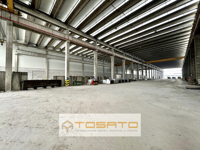 PADOVA NORD - Edificato su lotto semi-indipendente, capannone di 5.700mq, altezza 10,00m, servito...