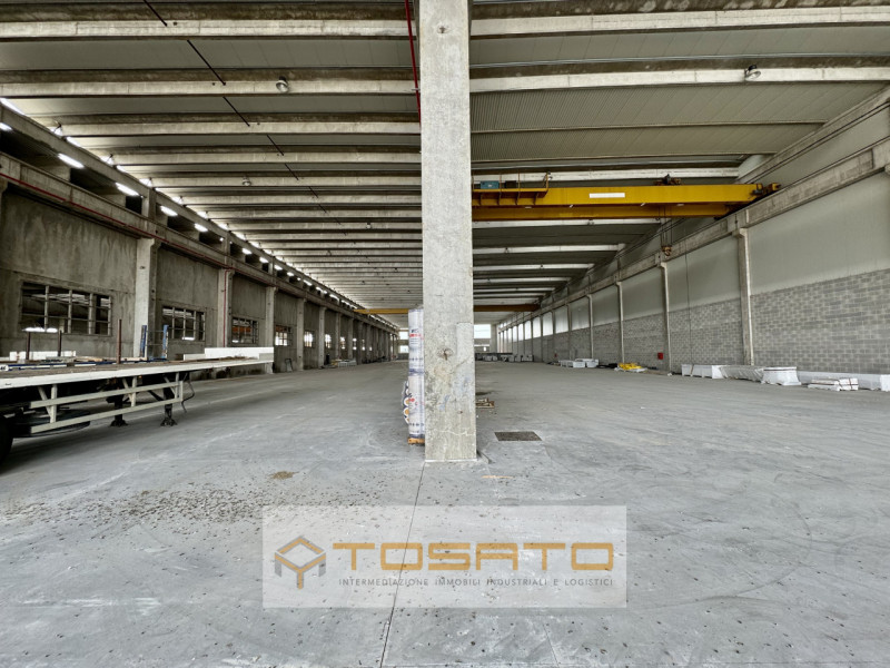 PADOVA NORD - Edificato su lotto semi-indipendente, capannone di 5.700mq, altezza 10,00m, servito...