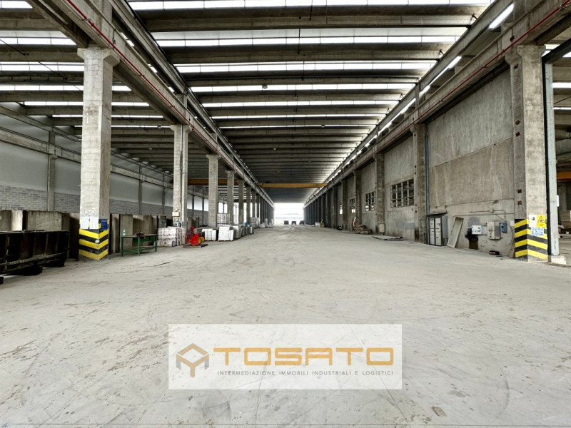 PADOVA NORD - Edificato su lotto semi-indipendente, capannone di 5.700mq, altezza 10,00m, servito...