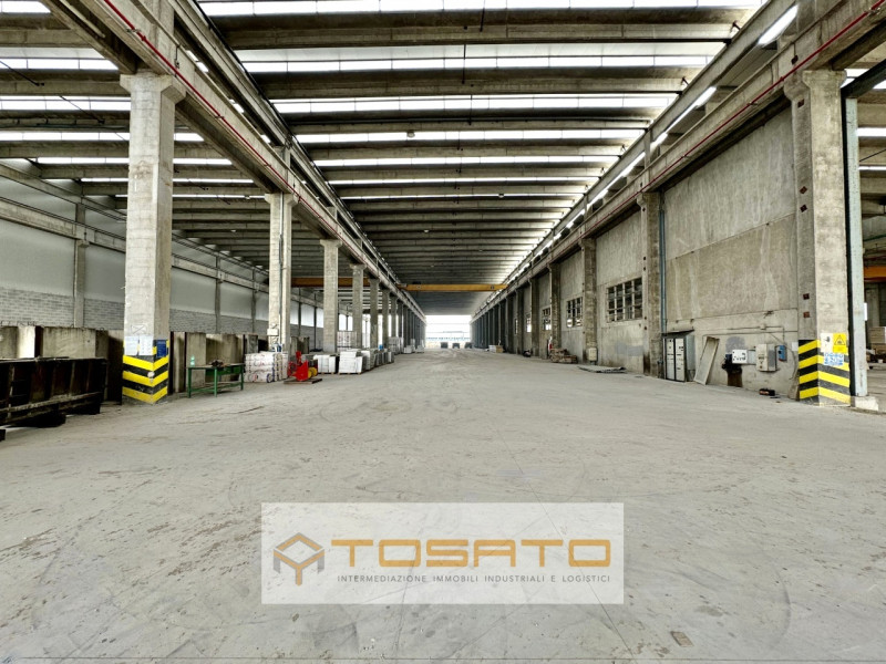 PADOVA NORD - Edificato su lotto semi-indipendente, capannone di 11.000mq, altezza media 11,00m, ...