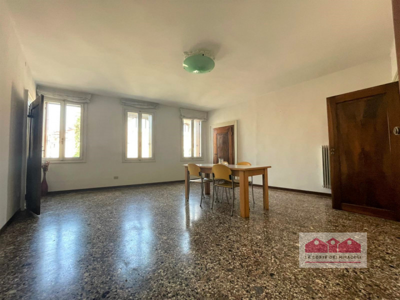 CENTRO STORICO: SITUATO IN UNA POSIZIONE DAVVERO SPLENDIDA, CON AFFASCINANTE AFFACCIO SUL FIUME E...