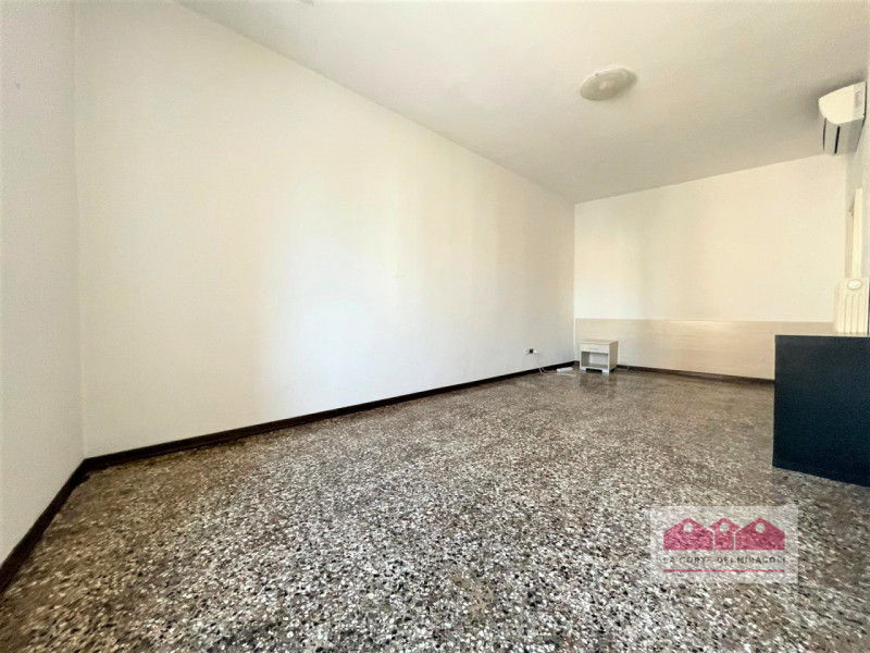 CENTRO STORICO: SITUATO IN UNA POSIZIONE DAVVERO SPLENDIDA, CON AFFASCINANTE AFFACCIO SUL FIUME E...