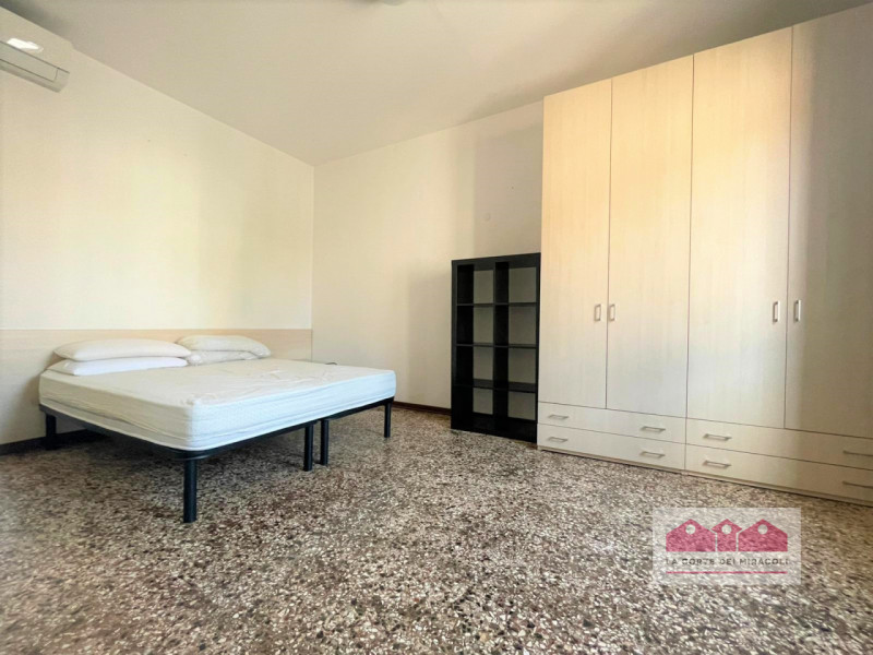 CENTRO STORICO: SITUATO IN UNA POSIZIONE DAVVERO SPLENDIDA, CON AFFASCINANTE AFFACCIO SUL FIUME E...