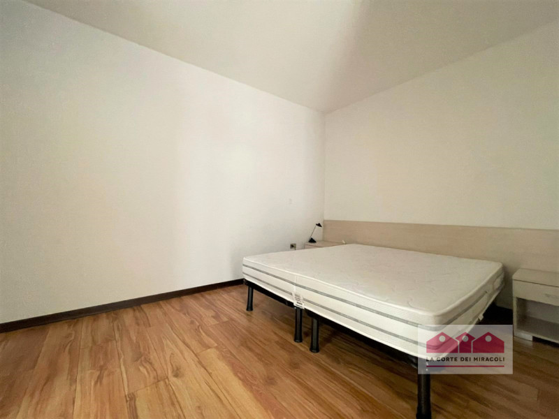 CENTRO STORICO: SITUATO IN UNA POSIZIONE DAVVERO SPLENDIDA, CON AFFASCINANTE AFFACCIO SUL FIUME E...