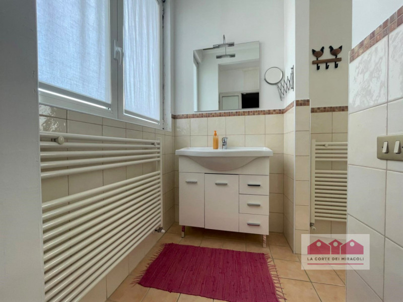 CENTRO STORICO: SITUATO IN UNA POSIZIONE DAVVERO SPLENDIDA, CON AFFASCINANTE AFFACCIO SUL FIUME E...