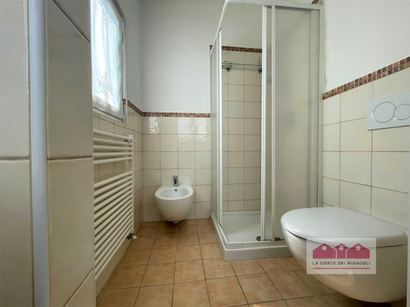 CENTRO STORICO: SITUATO IN UNA POSIZIONE DAVVERO SPLENDIDA, CON AFFASCINANTE AFFACCIO SUL FIUME E...