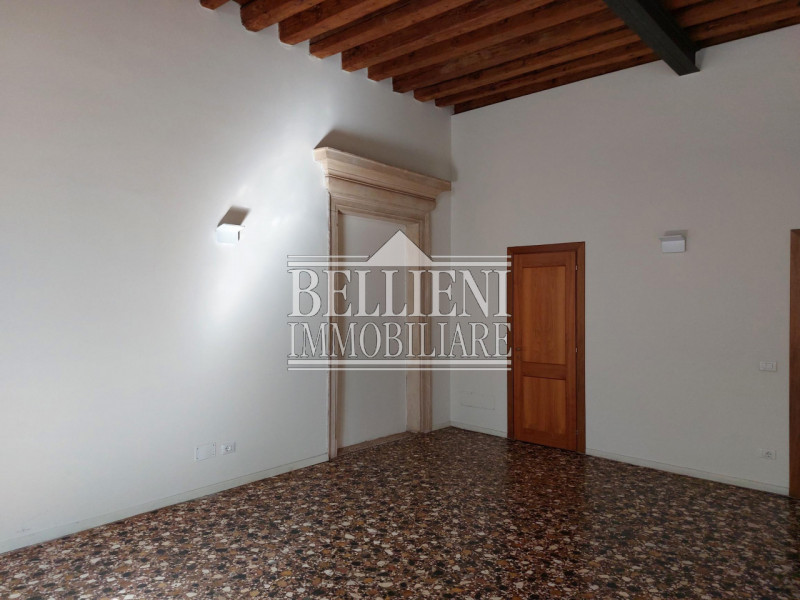 CORSO FOGAZZARO: in palazzo storico, all'interno di una splendida corte, proponiamo ufficio sito ...