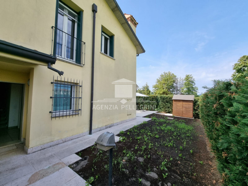 VICENZA – Casa accostata con giardino. Si trova in zona residenziale molto comoda alla base ameri...