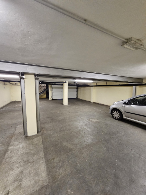 Situato nel prestigioso e vivace Centro Storico di Padova, questo grande garage con elevatore pri...