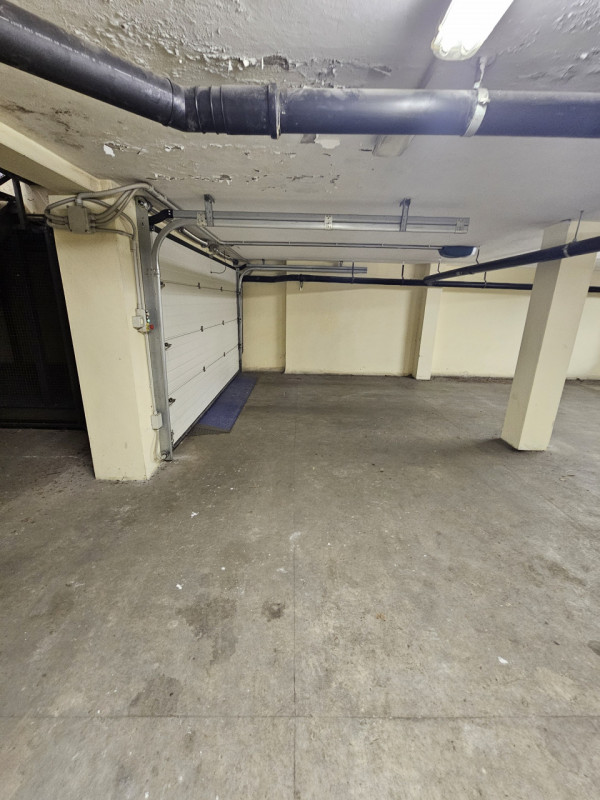 Situato nel prestigioso e vivace Centro Storico di Padova, questo grande garage con elevatore pri...