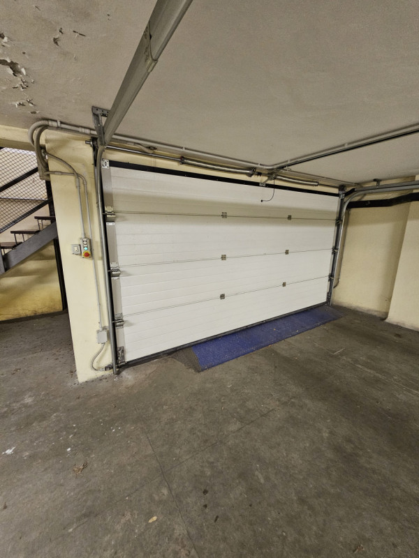 Situato nel prestigioso e vivace Centro Storico di Padova, questo grande garage con elevatore pri...