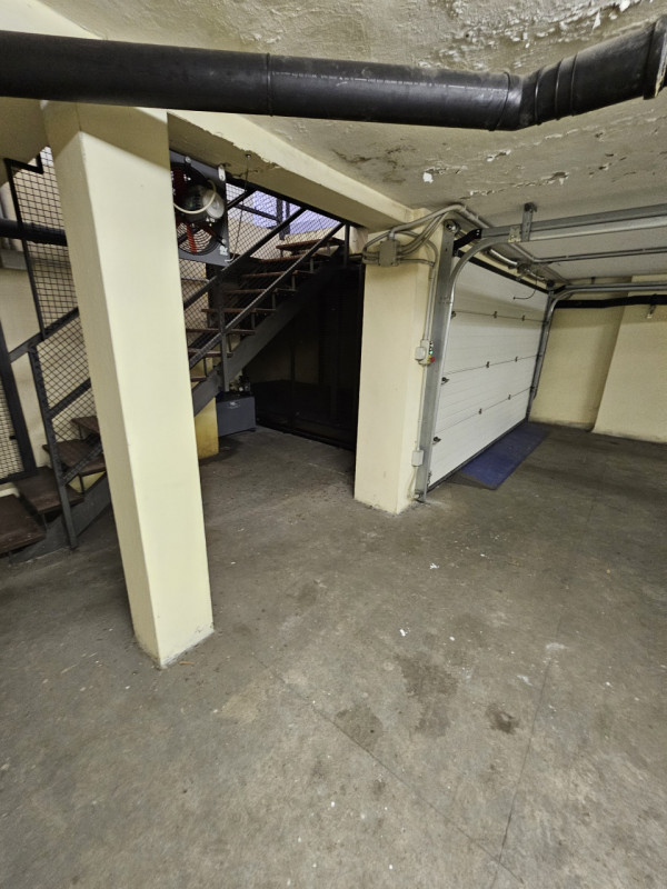 Situato nel prestigioso e vivace Centro Storico di Padova, questo grande garage con elevatore pri...