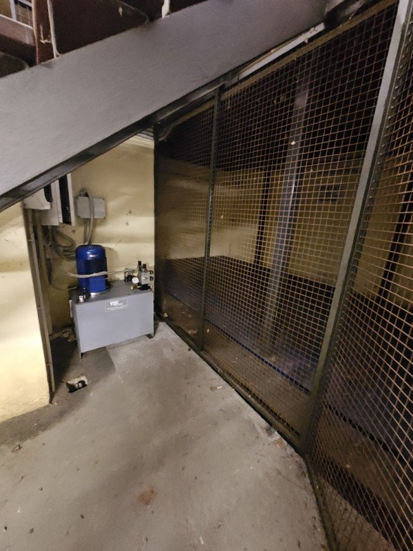 Situato nel prestigioso e vivace Centro Storico di Padova, questo grande garage con elevatore pri...